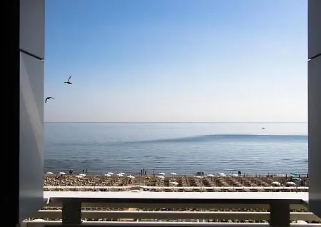 Club - Fronte Mare Con Depandance Adiacente Отель Риччоне