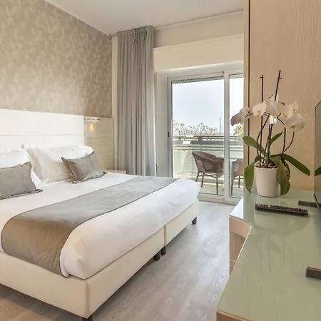 Otel Club - Fronte Mare Con Depandance Adiacente Riccione